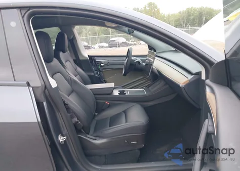 2023 Tesla Model Y Awd/Long Range Dual Motor All-Wheel Drive z USA, uszkodzony, nr VIN 7SAYGDEE3PF696104